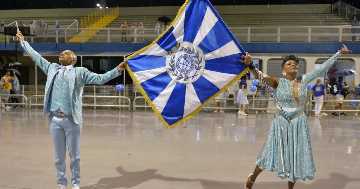 Imagem do Casal de Mestre Sala e Porta Bandeira da Acadêmicos da Tatuapé ilustrando a matéria: "Tatuapé e Defensoria Pública de SP oferecem atendimento jurídico para a comunidade"