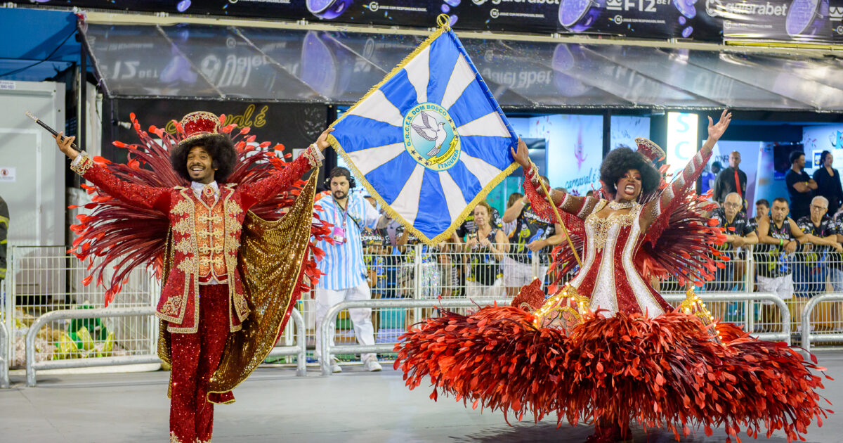 Casal de Mestre Sala e Porta Bandeira da Dom Bosco de Itaquera no seu desfile oficial em 2025 | Foto: Felipe Araújo/Liga-SP