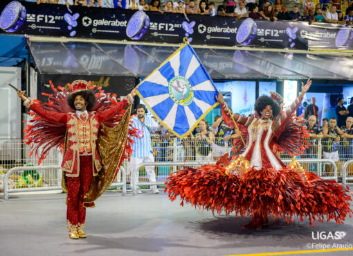Casal de Mestre Sala e Porta Bandeira da Dom Bosco de Itaquera no seu desfile oficial em 2025 | Foto: Felipe Araújo/Liga-SP