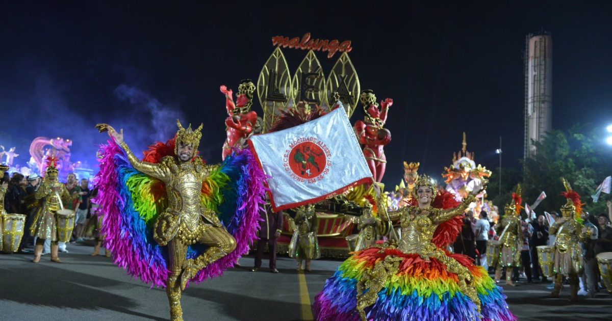 Casal de Mestre Sala e Porta Bandeira, Diego Motta e Nathália Lago, da Mocidade Alegre. Casal campeão do Carnaval de São Paulo 2026.