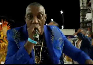 Ito Melodia, intérprete da Unidos dos Morros, durante a Largada no Carnaval de Santos 2026