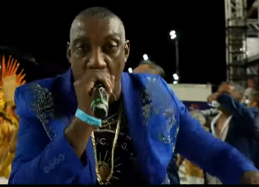 Ito Melodia, intérprete da Unidos dos Morros, durante a Largada no Carnaval de Santos 2026