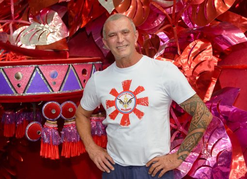 Paulo Barros é o carnavalesco que assinará o enredo da Estrela do Terceiro Milênio em 2027.